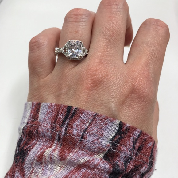 18k white gold diamond ring cushion halo wedding - Picture 8 of 8